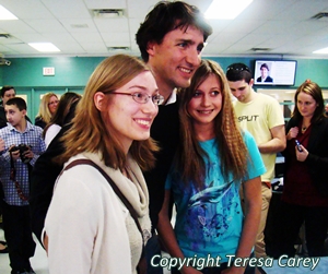Justin Trudeau posing with supporters in Selkirk